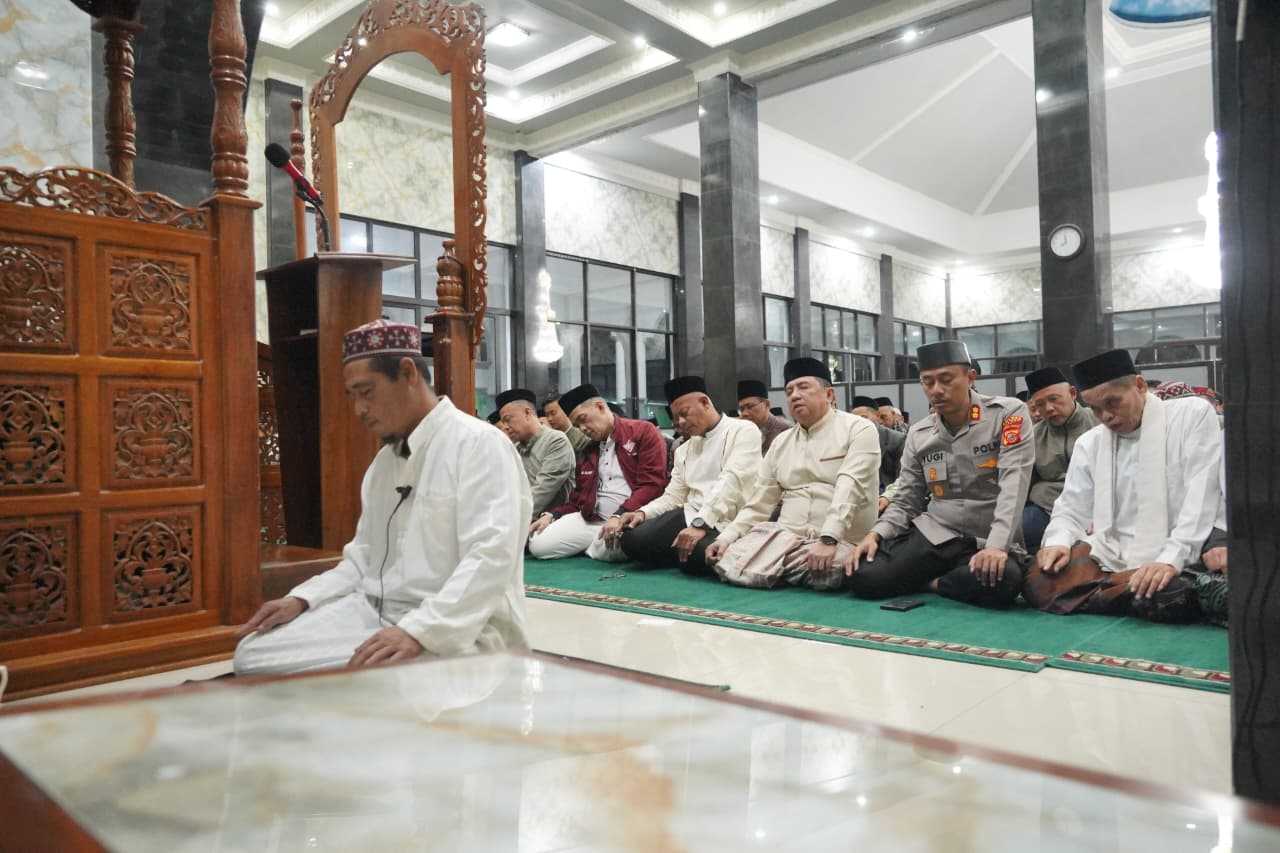 Safari Ramadan di Cikajang, Bupati Garut Ajak Jemaah Tingkatkan Ibadah di Paruh Kedua Ramadan